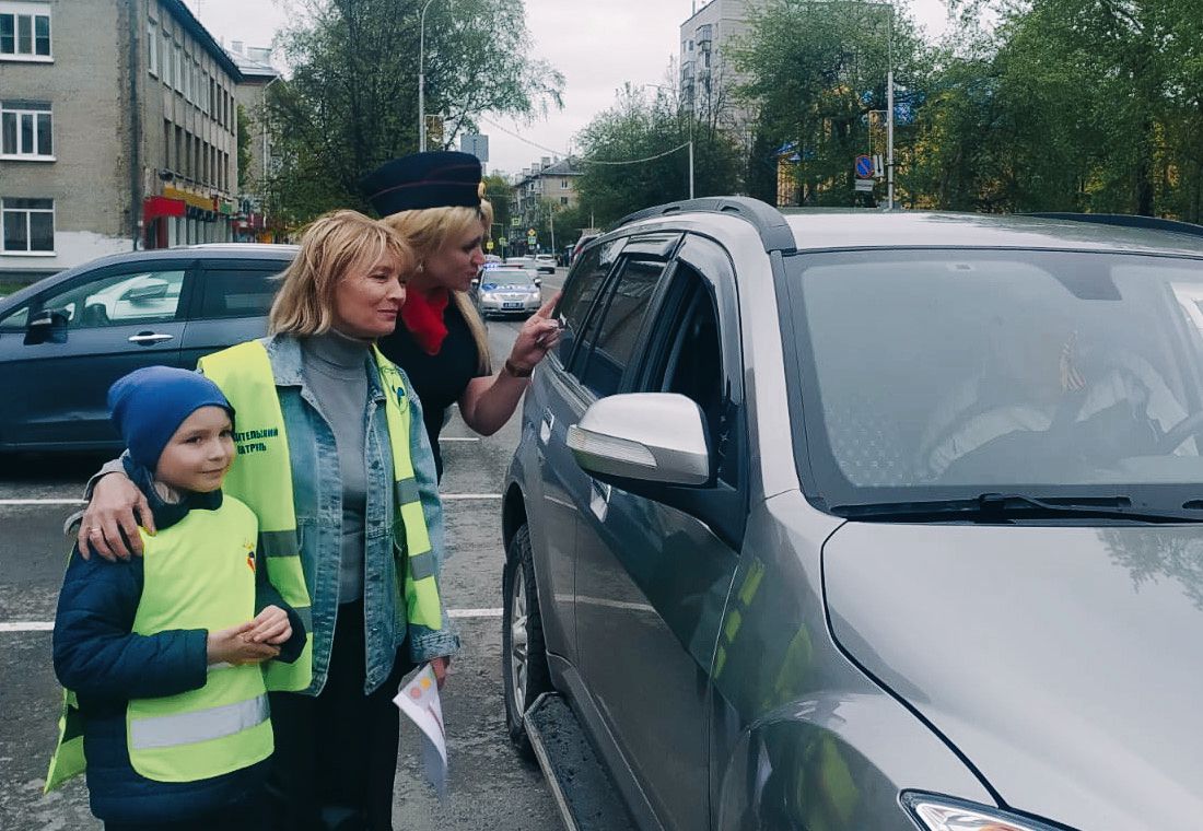 Госавтоинспекторы и будущие первоклашки вручили водителям письма с просьбой  соблюдать ПДД | 30.05.2024 | Северск - БезФормата